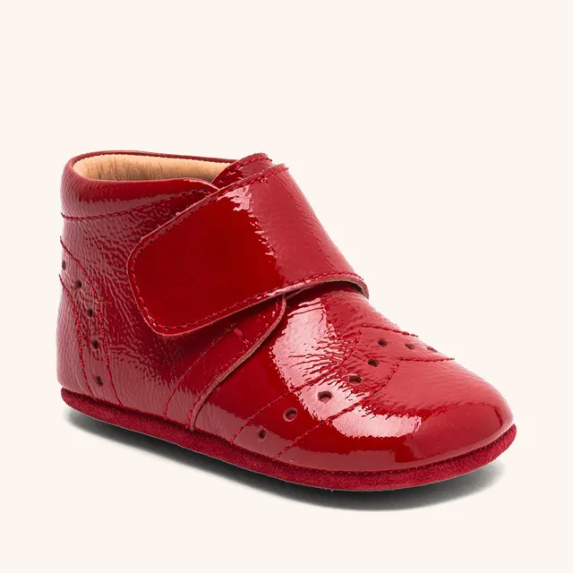 bisgaard-petit-hausschuh-elegant-brogue-details-red-patent image 1